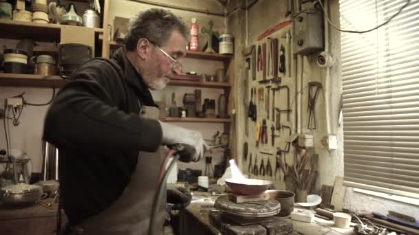 Portret meester goudsmid werken in zijn atelier — Stockvideo