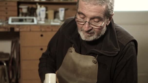 Portrait Maître orfèvre travaillant dans son atelier — Video