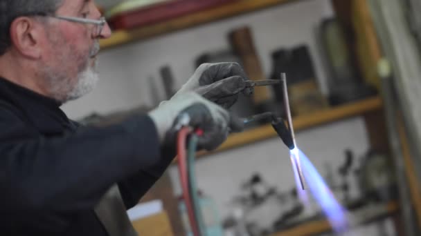 Retrato Maestro orfebre trabajando en su taller — Vídeo de stock