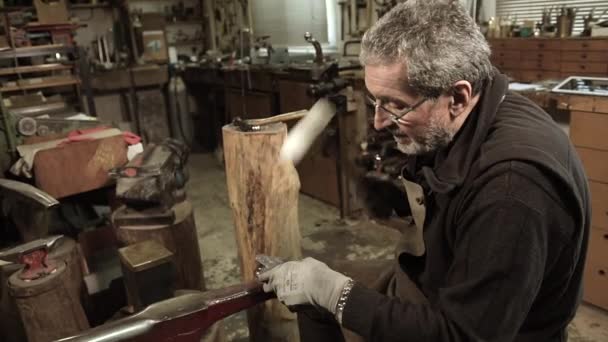 Portret meester goudsmid werken in zijn atelier — Stockvideo