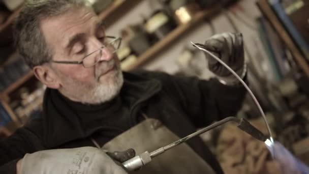 Stående Master goldsmith arbetar i hans verkstad — Stockvideo