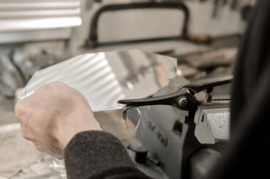 Master goldsmith ince gümüş plaka gümüş-kesme ile çalışma