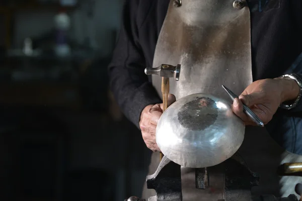 Portrait Master goldsmith working in his workshop — Stock Photo, Image