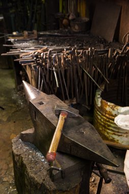 Demirci Atölyesi-örs ve çekiçle