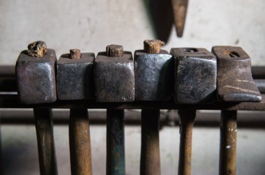 Demirci Atölyesi-örs ve çekiçle