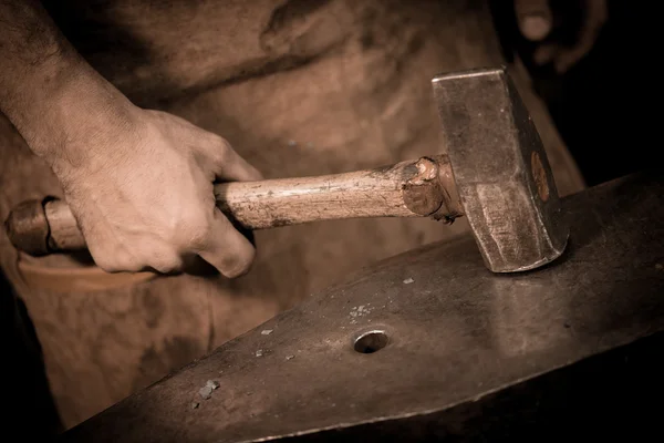 Kovář drží kladivo — Stock fotografie