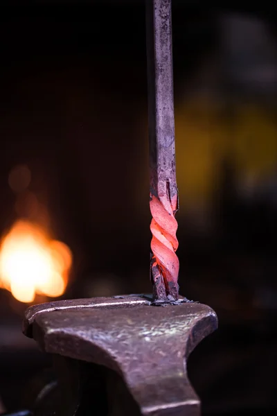 Ironworker smide varmt strykjärn i workshop — Stockfoto