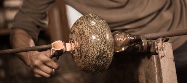 Glassblower onun worshop içinde erimiş cam şekillendirme