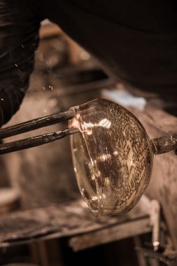 Glassblower onun worshop içinde erimiş cam şekillendirme