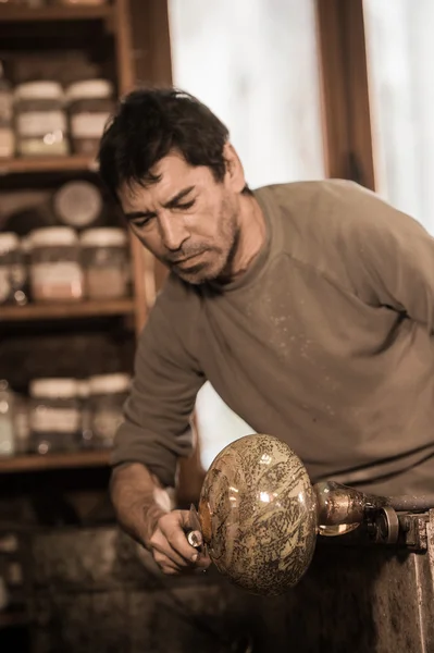 Glassblower forming molten glass in his worshop — Stock Photo, Image