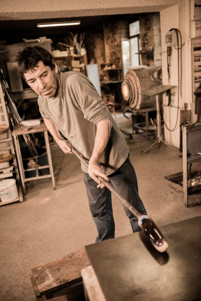 Glassblower forming molten glass in his worshop — Stock Photo, Image