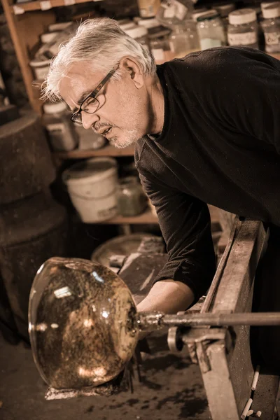 Glassblower forming molten glass in his worshop — Stock Photo, Image