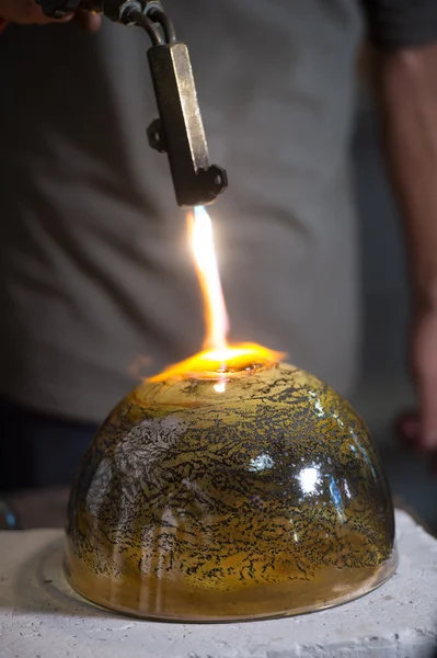 Glasbläser formt geschmolzenes Glas in seiner Werkstatt — Stockfoto