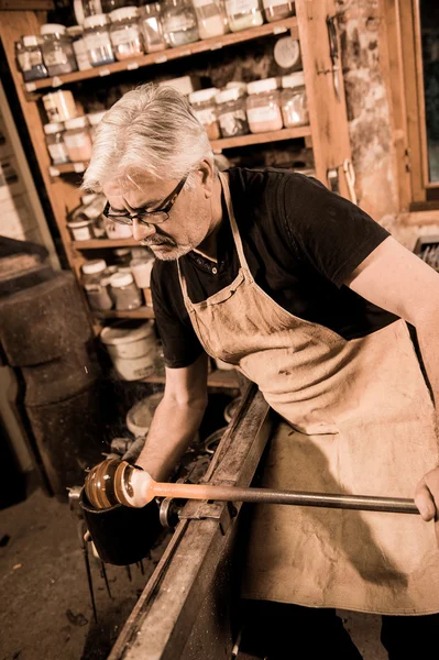 Glassblower forming molten glass in his worshop — Stock Photo, Image