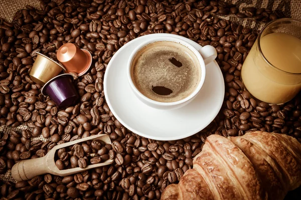 Schuss Kaffee und Croissant auf dem Tisch — Stockfoto