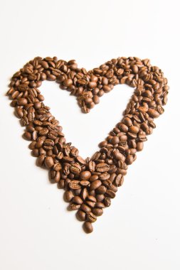 Görme 'kalp' beyaz zemin üzerine kahve çekirdekleri