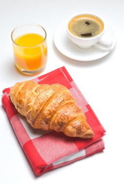 Kahvaltı kahve, portakal suyu ve kruvasan