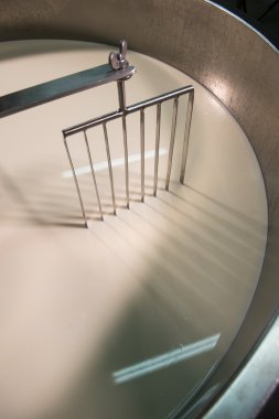 Cheesemaker-geleneksel peynir yapımı bir süthane,, 
