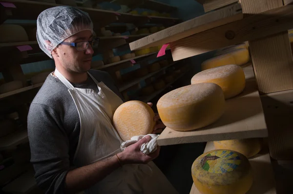 Peynirler onun atölye temizlik Peynirci'ye — Stok fotoğraf