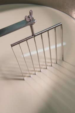 Cheesemaker-geleneksel peynir yapımı bir süthane,,