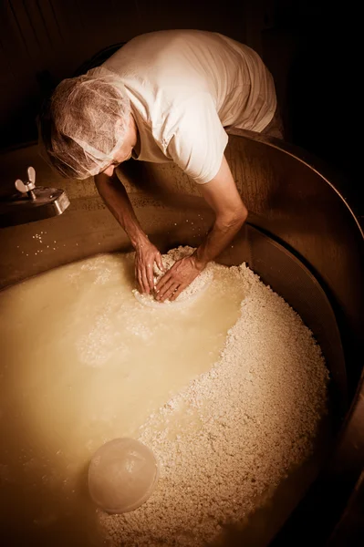 Fromageur faire bouillir le lait dans la casserole pour la fabrication du fromage — Photo