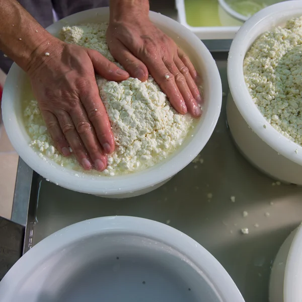 Cheesemaker süt peynir yapmak için karıştırma pota kaynar — Stok fotoğraf