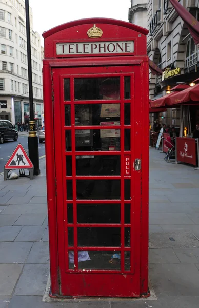 Clásica cabina telefónica británica roja en Londres — Foto de Stock
