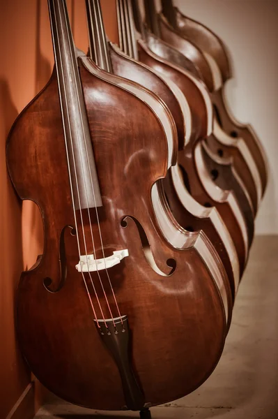 Grupo de violoncelos na oficina fabricante de violino — Fotografia de Stock