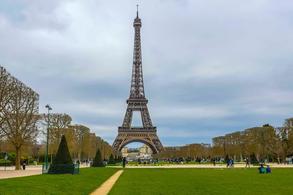 Torre Eiffel no Champ de Mars em Paris França — Fotografia de Stock