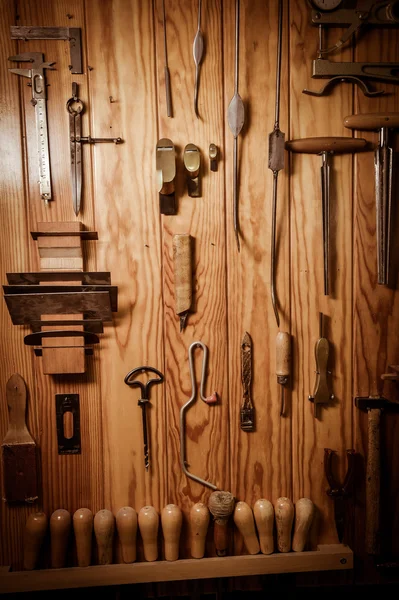 Mnoho různých starých nástrojů, které visí na zdi — Stock fotografie