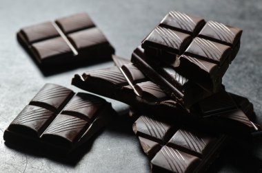 Kırık çikolata bar, kısa alan derinliği.