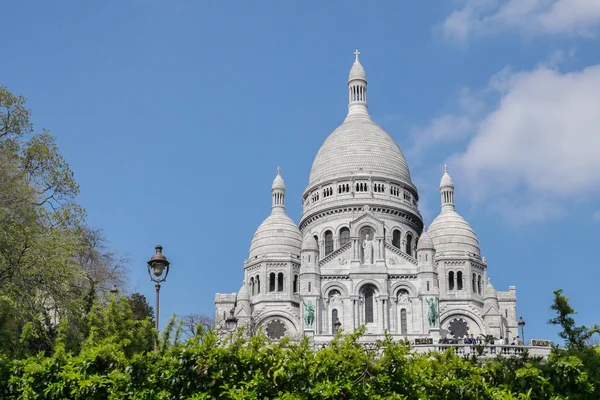 Kościół Najświętszego Serca Sacre Coeur w dzielnicy Montmartre — Zdjęcie stockowe