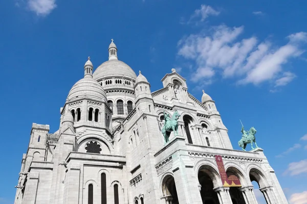 Kościół Najświętszego Serca Sacre Coeur w dzielnicy Montmartre — Zdjęcie stockowe