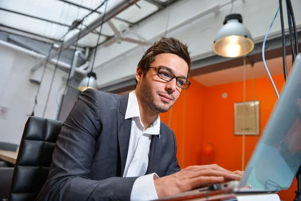 Retrato del hombre de negocios sonriente posando en la oficina de coworking — Foto de Stock