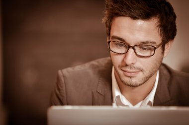 Office coworking poz işadamı gülümseyen portresi