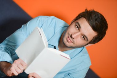 adam evde kitap okurken