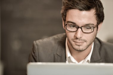 Office coworking poz işadamı gülümseyen portresi
