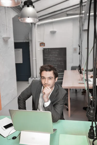 Se usmívám podnikatel pózuje v coworkingové kanceláře — Stock fotografie