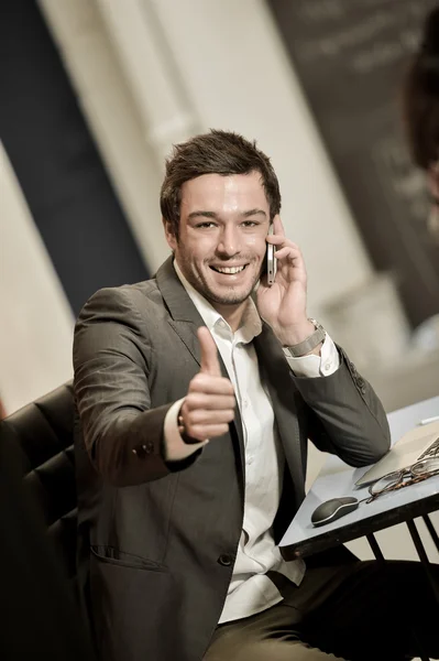 Portrait d'un homme d'affaires souriant posant dans un bureau de coworking — Photo