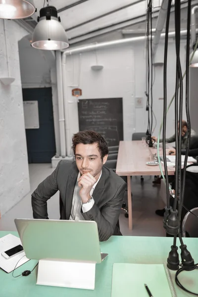 Se usmívám podnikatel pózuje v coworkingové kanceláře — Stock fotografie