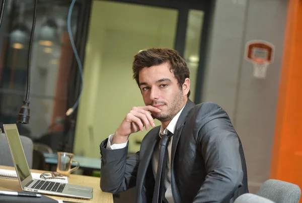 Portrait d'un homme d'affaires souriant posant dans un bureau de coworking — Photo