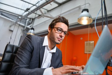 Office coworking poz işadamı gülümseyen portresi
