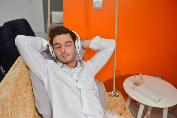 Man in kantoor ontspannen met tablet — Stockfoto
