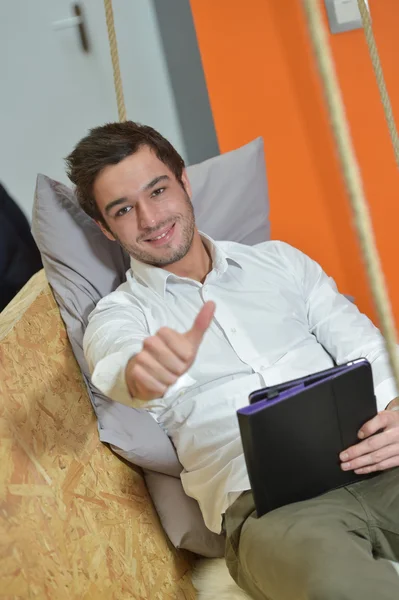 Hombre en la oficina relajarse con la tableta — Foto de Stock