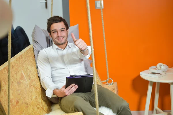 Hombre en la oficina relajarse con la tableta — Foto de Stock