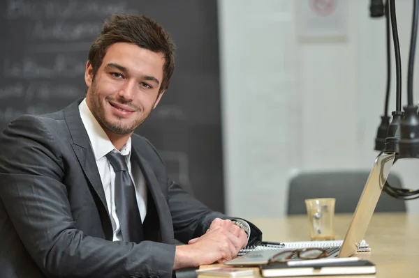 Portrait d'un homme d'affaires souriant posant dans un bureau de coworking — Photo