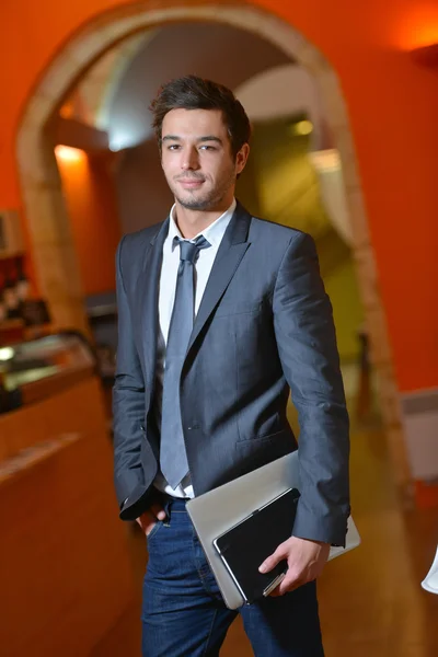 Portrait d'un homme d'affaires souriant posant dans un bureau de coworking — Photo