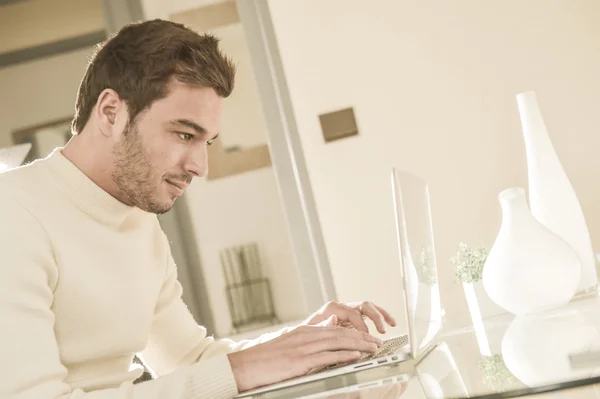 Homme travaillant au bureau sur ordinateur portable — Photo