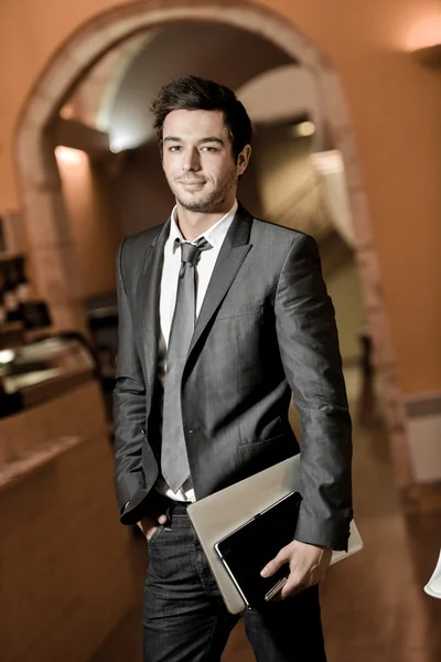 Portrait d'un homme d'affaires souriant posant dans un bureau de coworking — Photo