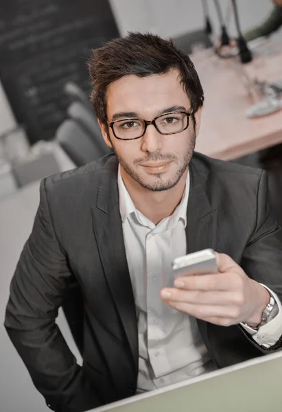 Portrait d'un homme d'affaires souriant posant dans un bureau de coworking — Photo